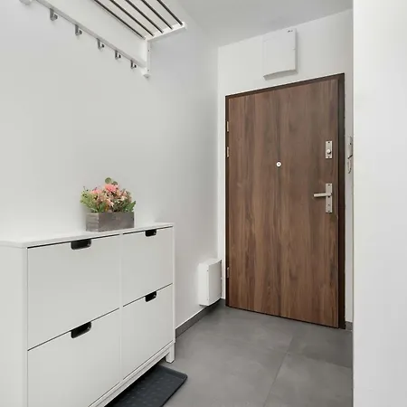 Aleja Kijowska Modern With Balcony And Parking By Renters